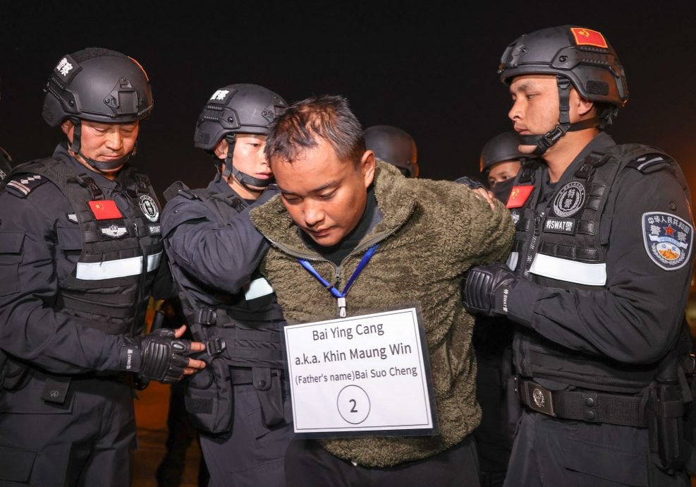 天下事主文  ）“果敢王”白所成共10重犯押解回国 四大家族“全军覆没”