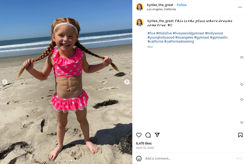 太厉害！ 美国7岁女孩秀超猛6块腹肌