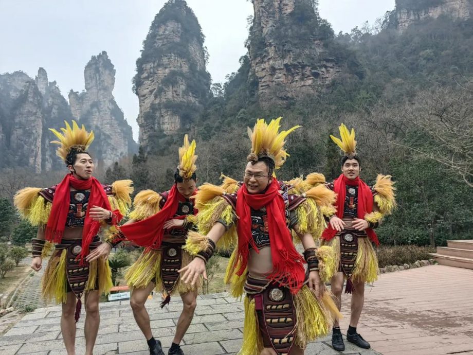 太拼了!严寒下扮土着跳“科目三” 张家界文旅局长激情揽客