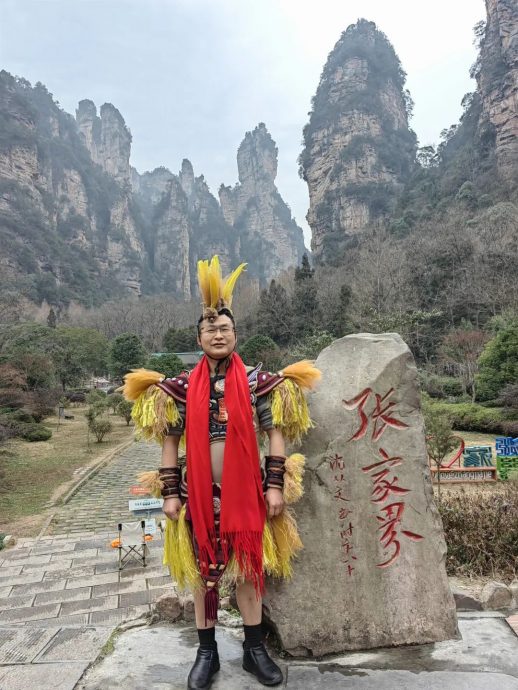 太拼了!严寒下扮土着跳“科目三” 张家界文旅局长激情揽客