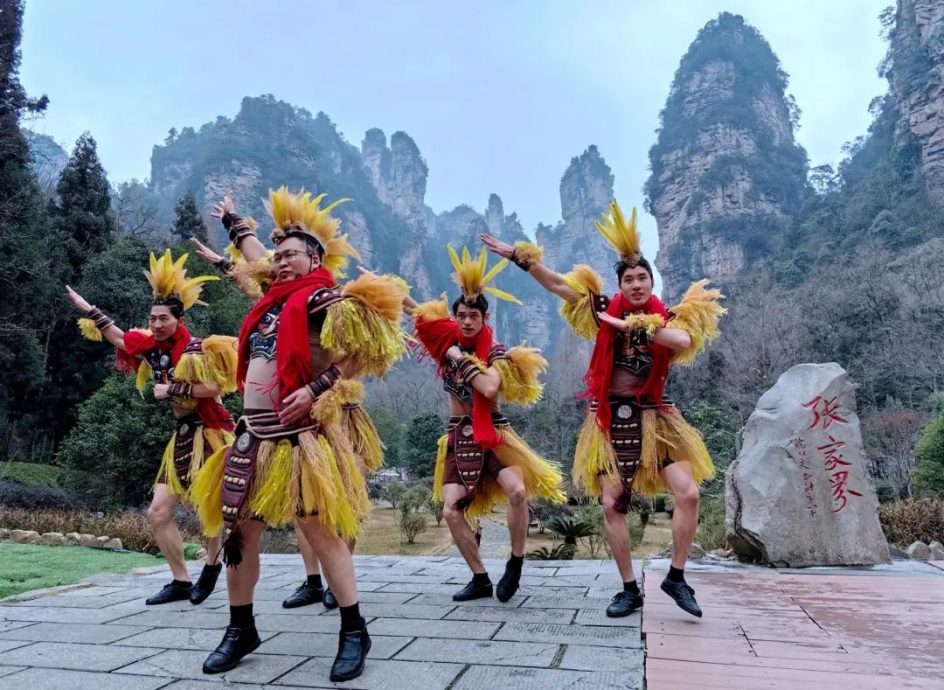 太拼了!严寒下扮土着跳“科目三” 张家界文旅局长激情揽客