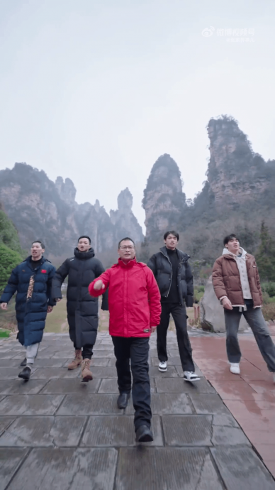 太拼了!严寒下扮土着跳“科目三” 张家界文旅局长激情揽客