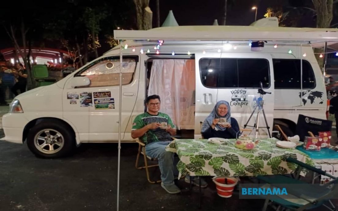 夫妻享受退休生活 一辆露营车到处遨游