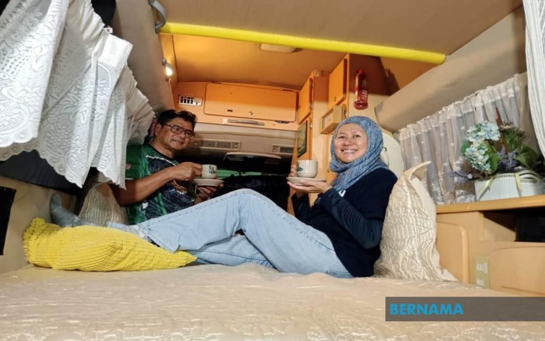 夫妻享受退休生活 一辆露营车到处遨游