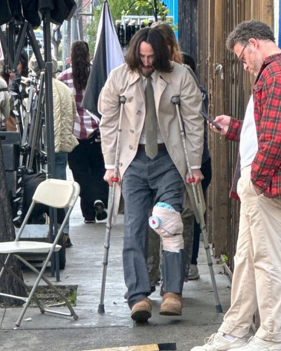 奇洛李维斯片场拄拐杖行走 膝盖绑冰袋