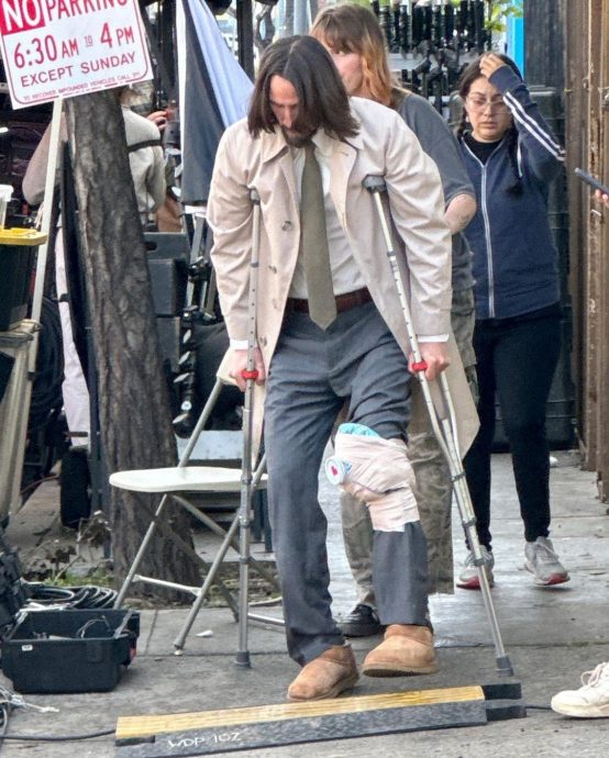 奇洛李维斯片场拄拐杖行走 膝盖绑冰袋