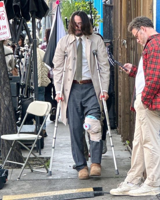 奇洛李维斯片场拄拐杖行走 膝盖绑冰袋