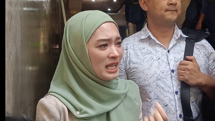 女子哭诉被歌手前夫举报 “离婚了还想送我进监牢”