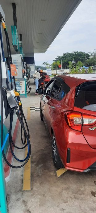 女子赞Myvi省油4个月只打1次油 夫:我偷帮她添油5次了!