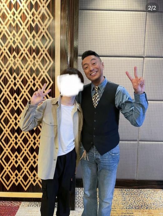 姜皓文公开合照遭拒　尴尬动手推走对方