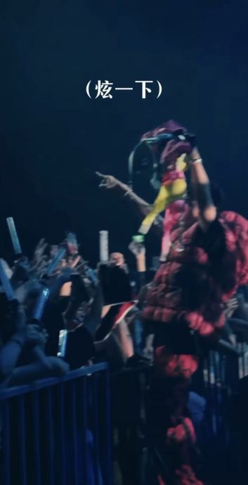 娄峻硕遭女粉“内衣伺候” 满怀胸罩喊：要怎么唱歌？