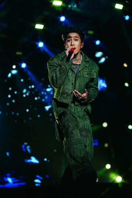 娄峻硕遭女粉“内衣伺候” 满怀胸罩喊：要怎么唱歌？