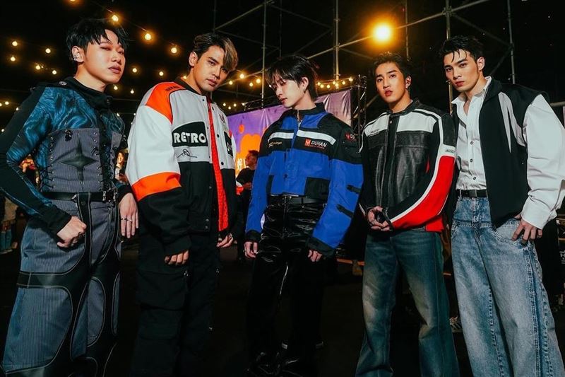 娄峻硕遭女粉“内衣伺候” 满怀胸罩喊：要怎么唱歌？