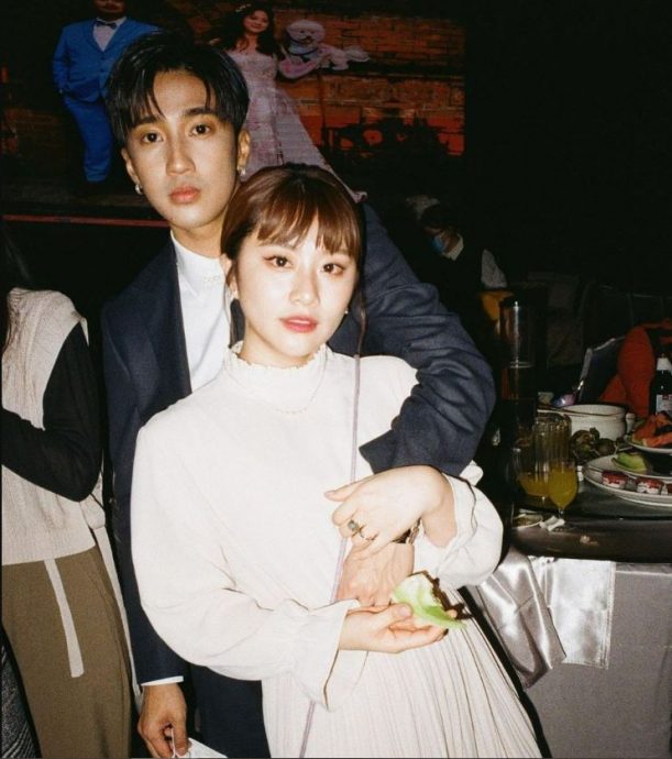 娄峻硕遭女粉“内衣伺候” 满怀胸罩喊：要怎么唱歌？