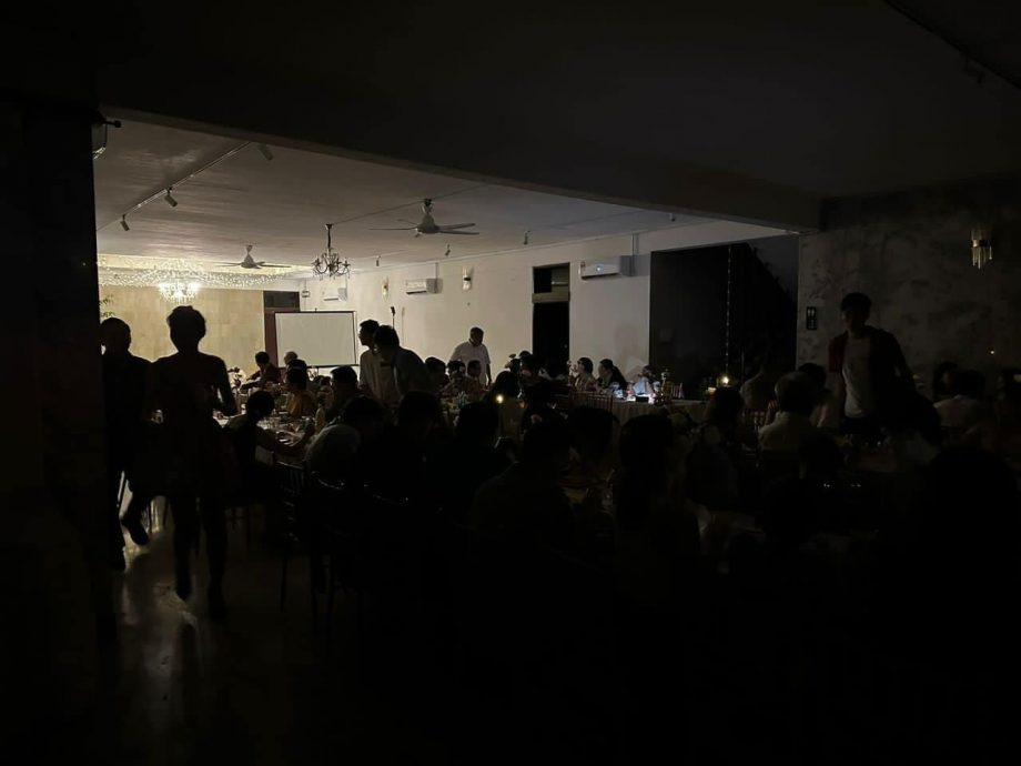 婚礼停电被搞砸 | 场地负责人指“删帖才赔钱”新郎拒绝:毫无诚意!