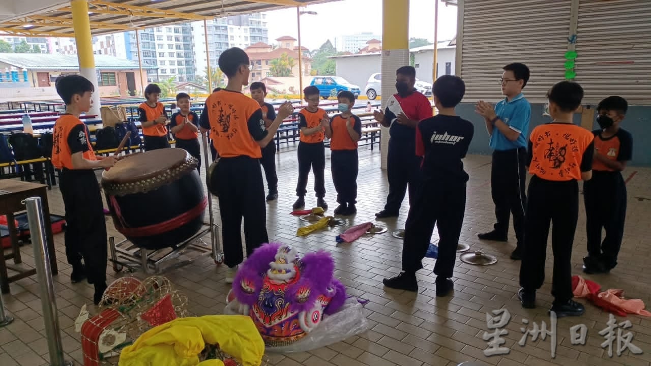 学生服装新指南 教长:2天校服 2天运动服 1天课外活动服