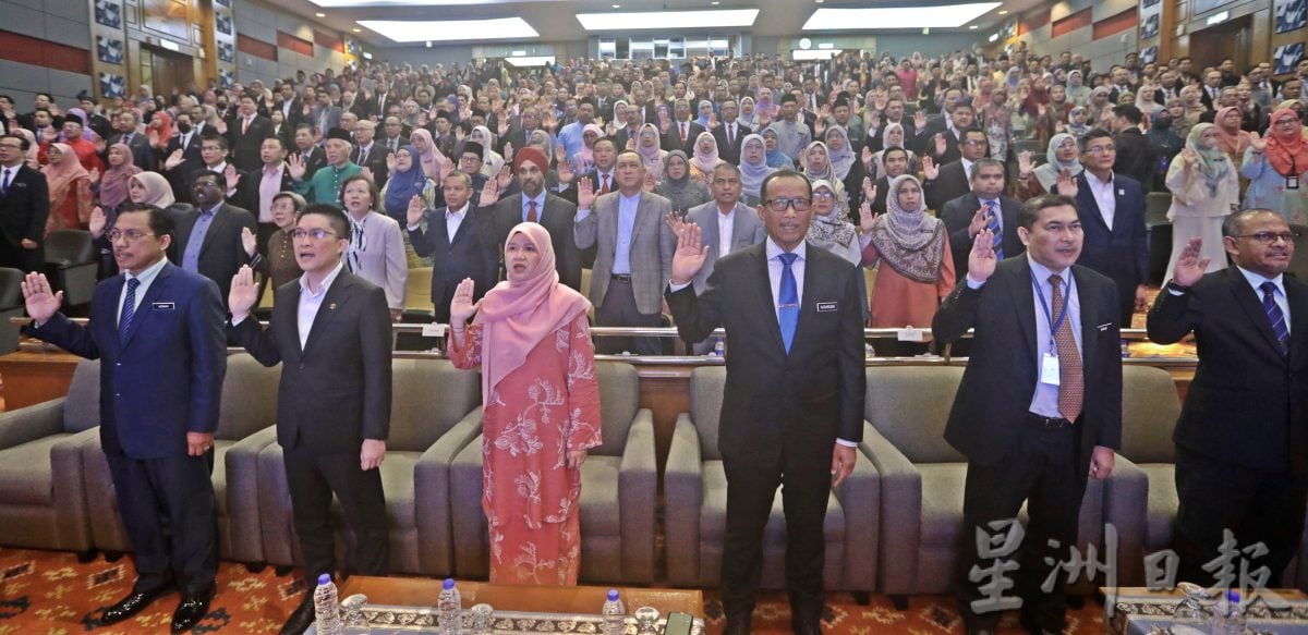 学生服装新指南 教长:2天校服 2天运动服 1天课外活动服