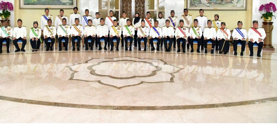 安华:贴文 与阁员合影