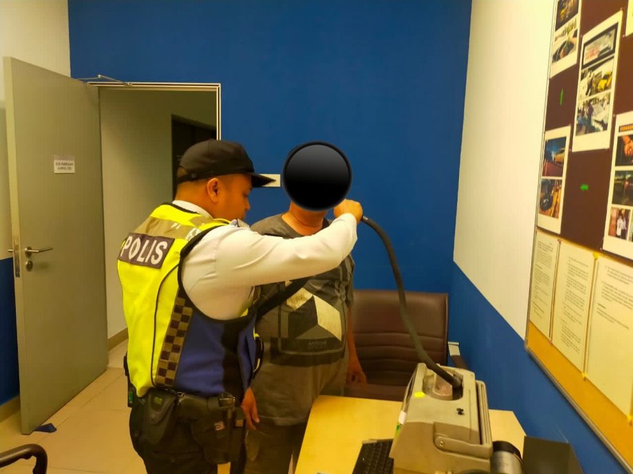 安邦再也警方取缔酒驾司机及飙车族