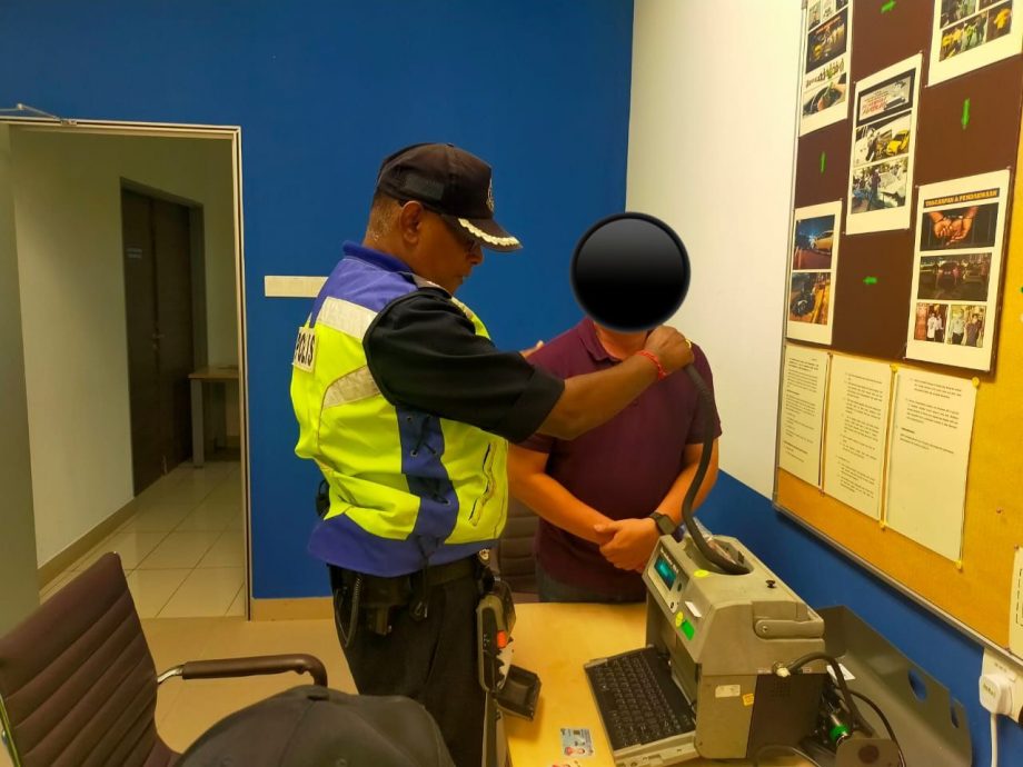 安邦再也警方取缔酒驾司机及飙车族