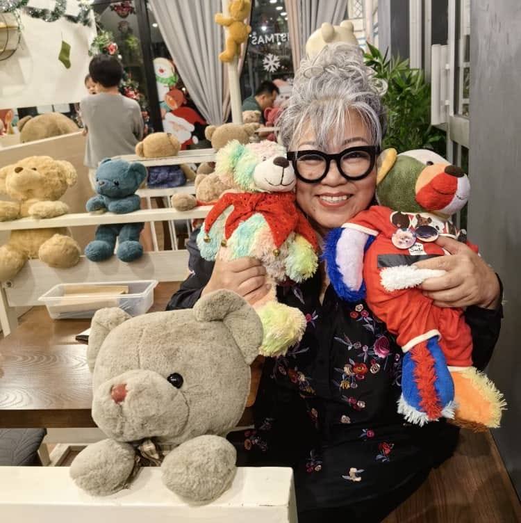 宗教司:不可以抱泰迪熊 茜蒂“左拥右抱”好开心