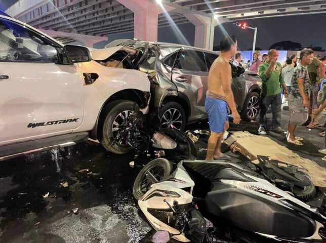 官员酒驾飙车闯祸 撞翻4摩托2汽车致8人死伤