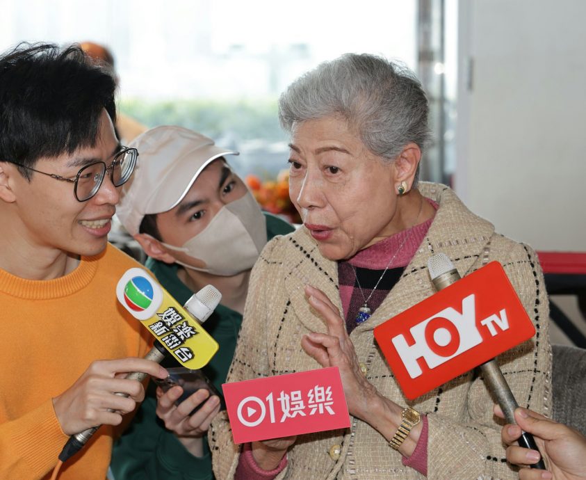 家人惊喜补祝生日 92岁胡枫想再开红馆骚破纪录