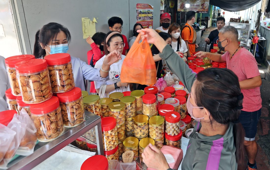 封面-大都会/年饼涨价 小贩薄利多销售卖年饼/多图
