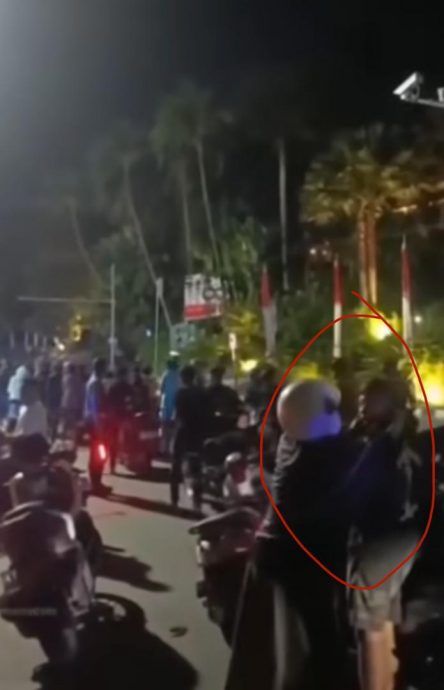 少年飙摩托被抓到警局 先遭母亲掌掴拉耳朵痛骂！