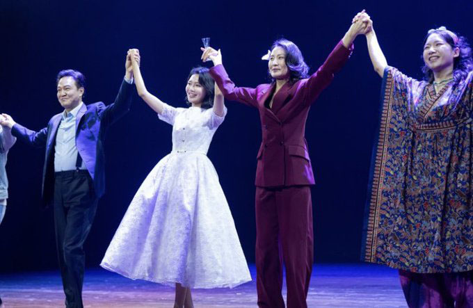 少时秀英更衣遭偷拍 台下快门声不断观众暴怒