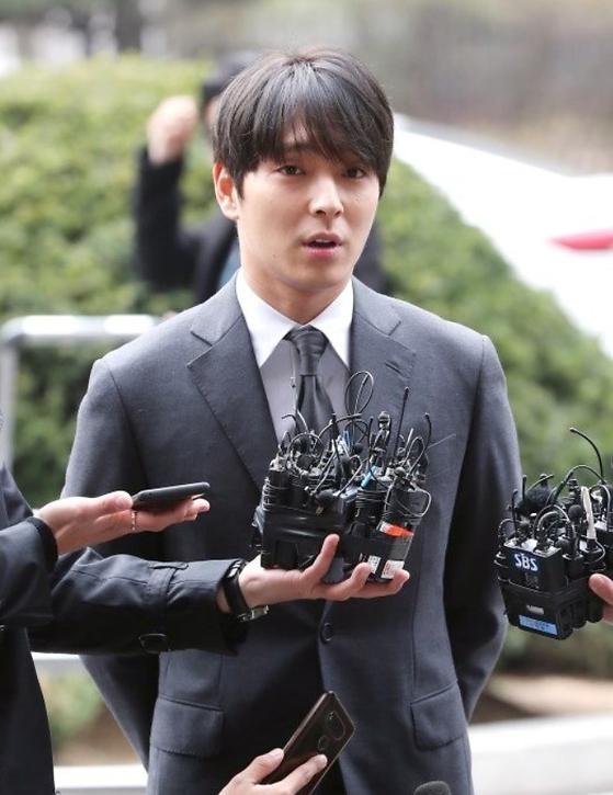 崔锺训服完刑悄复出 收钱招粉丝挨轰没羞耻心