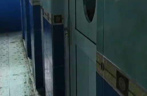 工厂厕所门全挖洞“监视员工大号” 抓到滑手机扣分罚钱