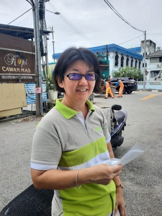 **己签发**柔:第二版头条:【特稿】政府调高糖饮税,受访民众:获鼓励少摄糖