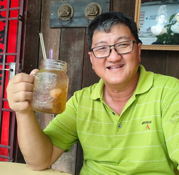 **己签发**柔:第二版头条:【特稿】政府调高糖饮税,受访民众:获鼓励少摄糖