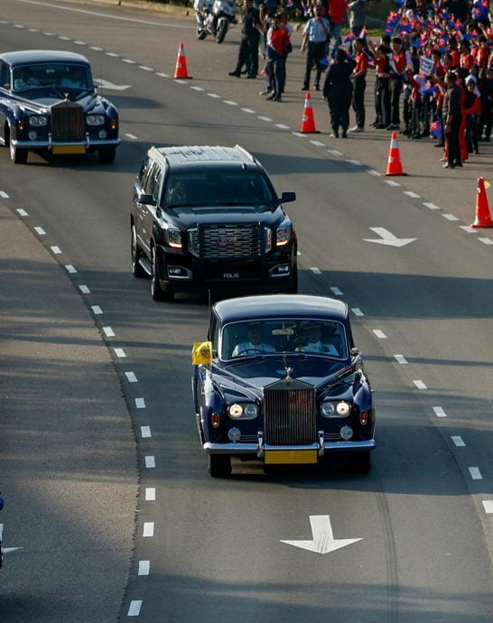 **已签发**全国:迎新君 (主文):柔苏丹赴隆就任国家元首,万民夹道恭送