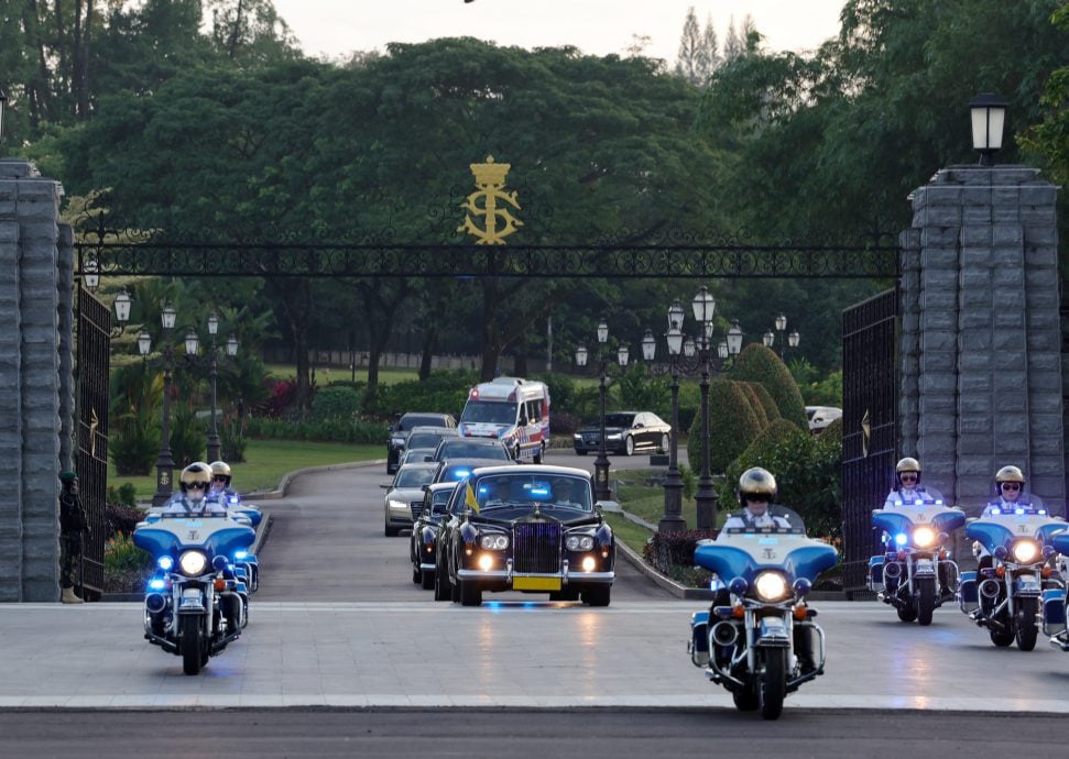 **已签发**全国:迎新君 (主文):柔苏丹赴隆就任国家元首,万民夹道恭送