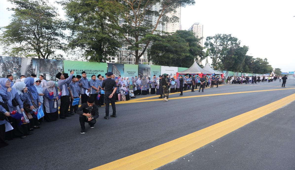 **已签发**全国:迎新君 (主文):柔苏丹赴隆就任国家元首,万民夹道恭送