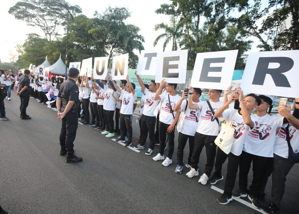 **已签发**全国:迎新君 (主文):柔苏丹赴隆就任国家元首,万民夹道恭送