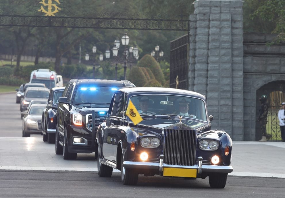 **已签发**全国:迎新君 (主文):柔苏丹赴隆就任国家元首,万民夹道恭送