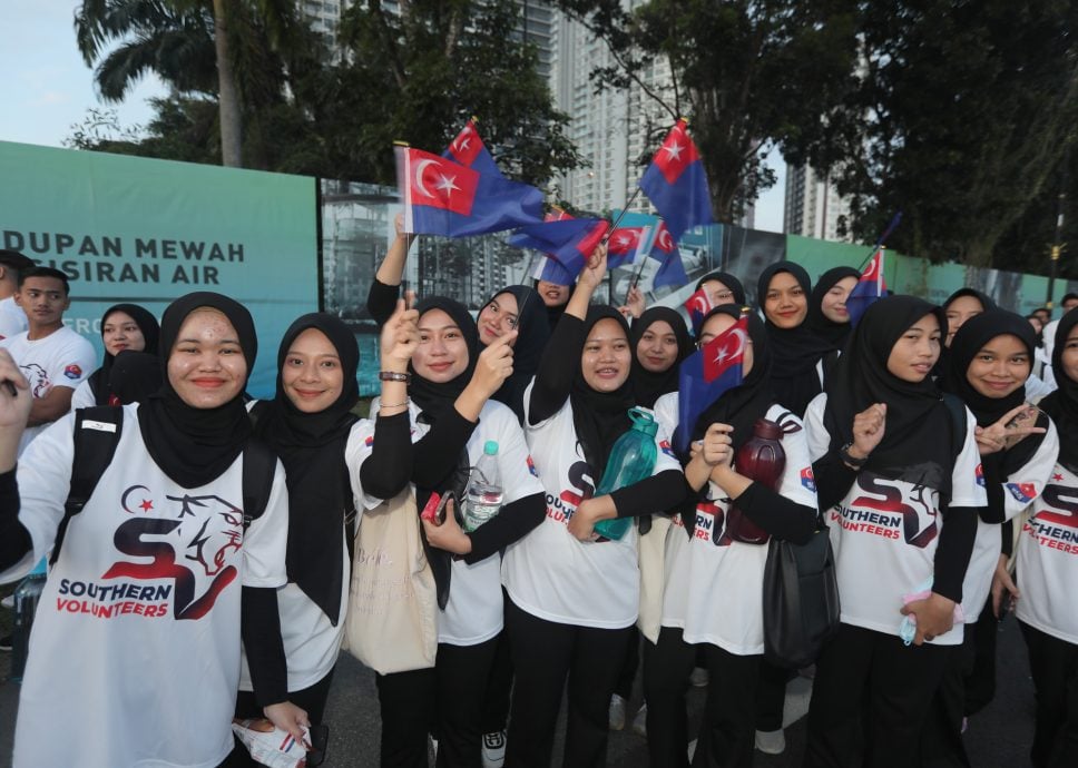 **已签发**全国:迎新君 (主文):柔苏丹赴隆就任国家元首,万民夹道恭送