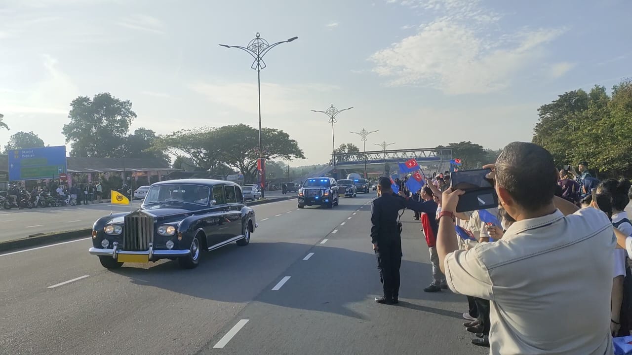 **已签发**全国:迎新君 (主文):柔苏丹赴隆就任国家元首,万民夹道恭送