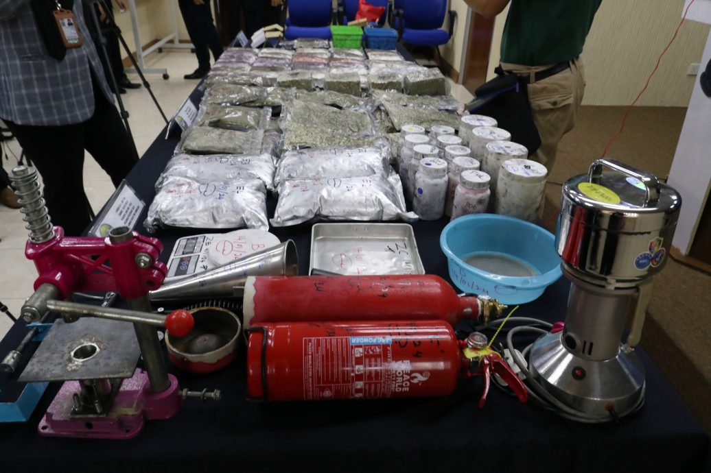 **已签发**全国:通缉犯偕母与友人公寓制毒贩毒,警起获可供逾6万人吸食的百万毒品