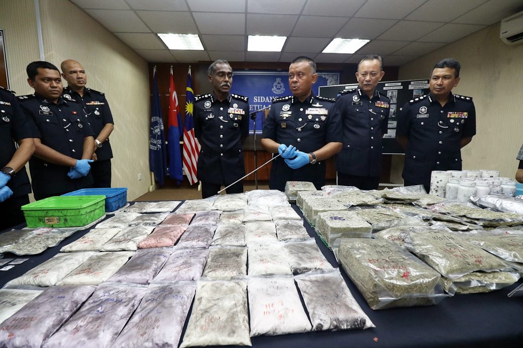 **已签发**全国:通缉犯偕母与友人公寓制毒贩毒,警起获可供逾6万人吸食的百万毒品