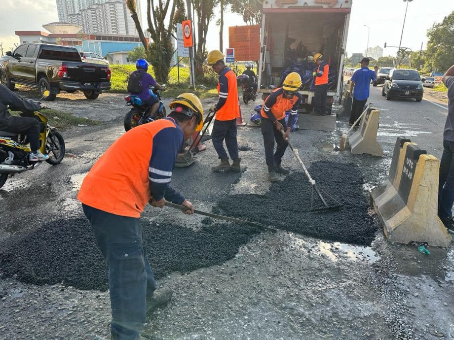 接到民生投诉,柔行政议员亲自动手修补路坑