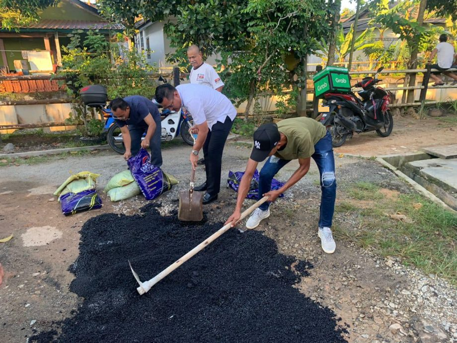 接到民生投诉,柔行政议员亲自动手修补路坑