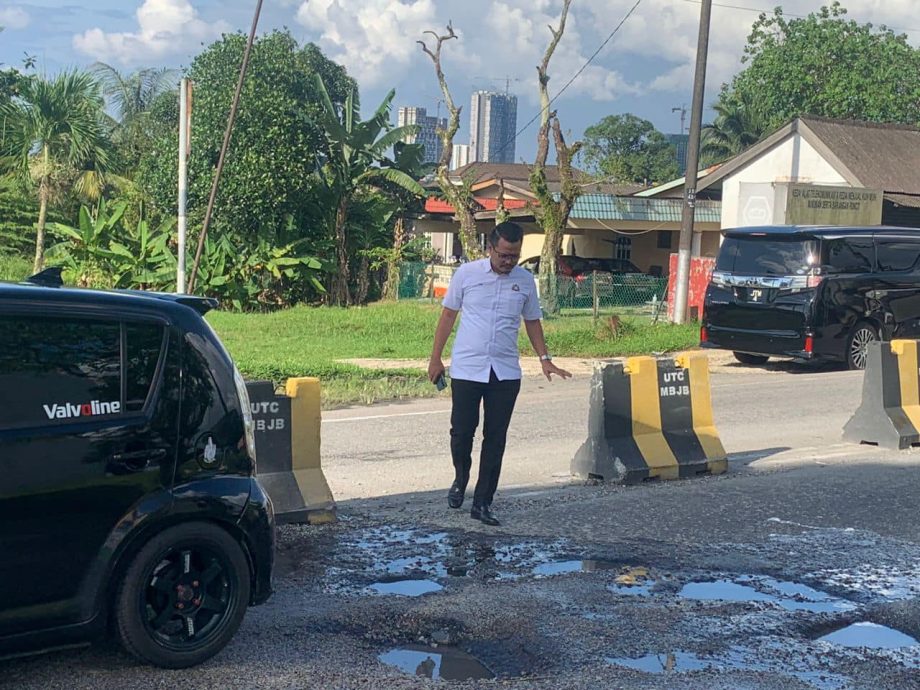 接到民生投诉,柔行政议员亲自动手修补路坑