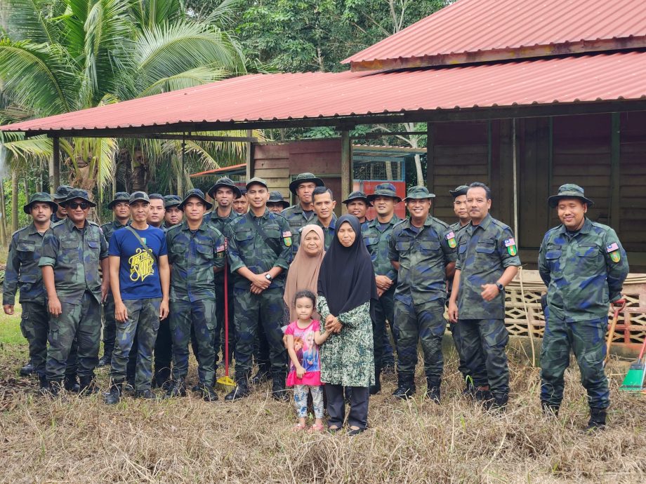 **已签发**柔︰普通行动部队第6营,为昔县水灾灾民洗屋