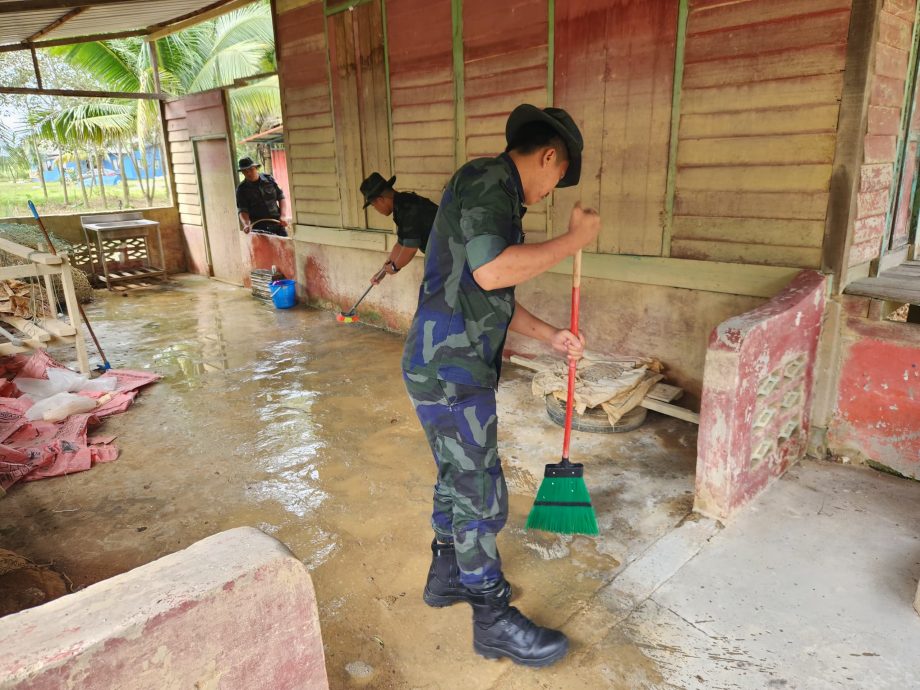 **已签发**柔︰普通行动部队第6营,为昔县水灾灾民洗屋