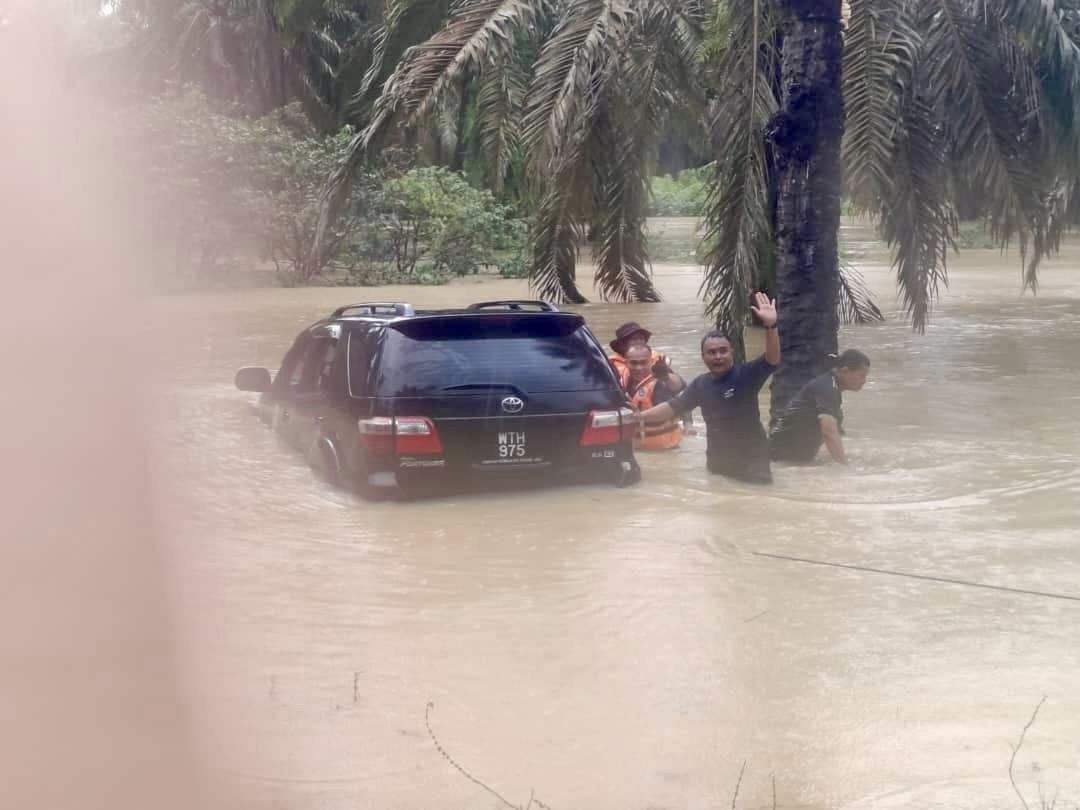 **已签发**柔:原住民局官员赈灾后四轮车被急流冲入水,险些没顶