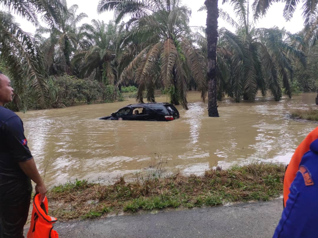 **已签发**柔:原住民局官员赈灾后四轮车被急流冲入水,险些没顶